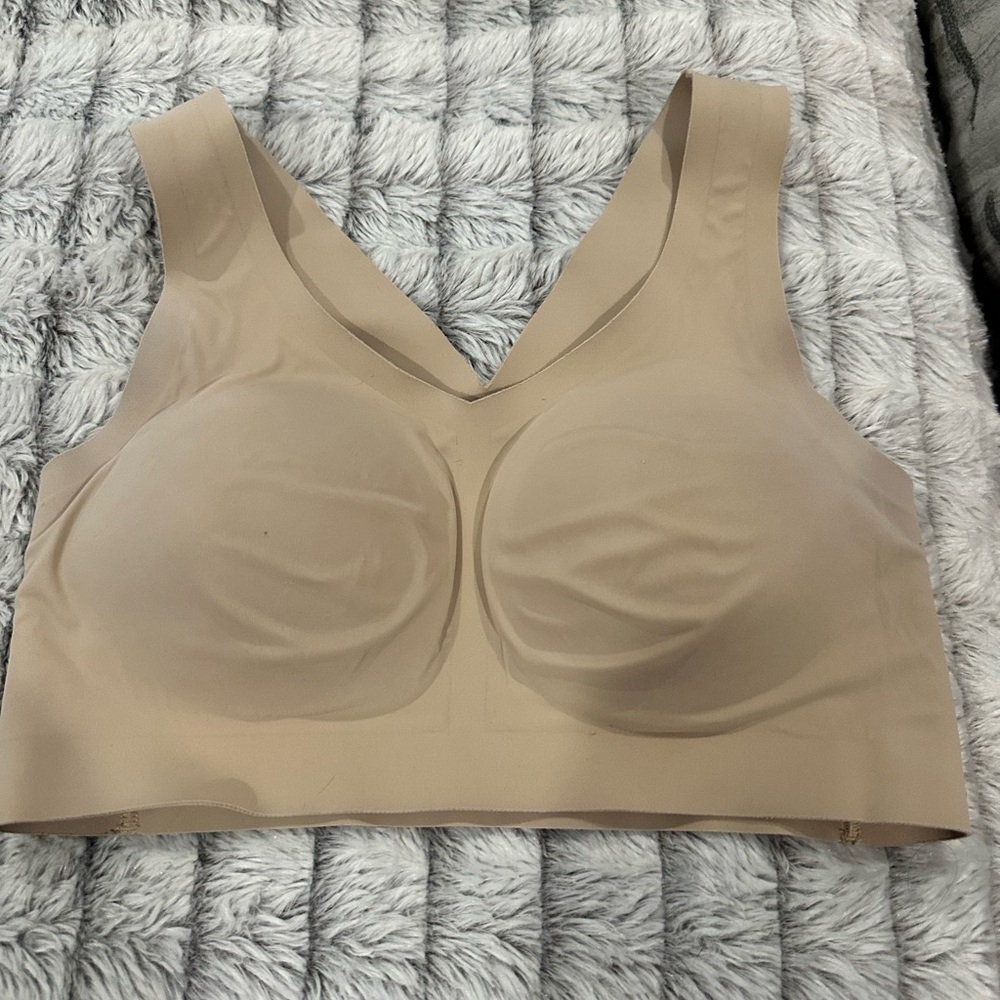 Evelyn & Bobbie defy bra